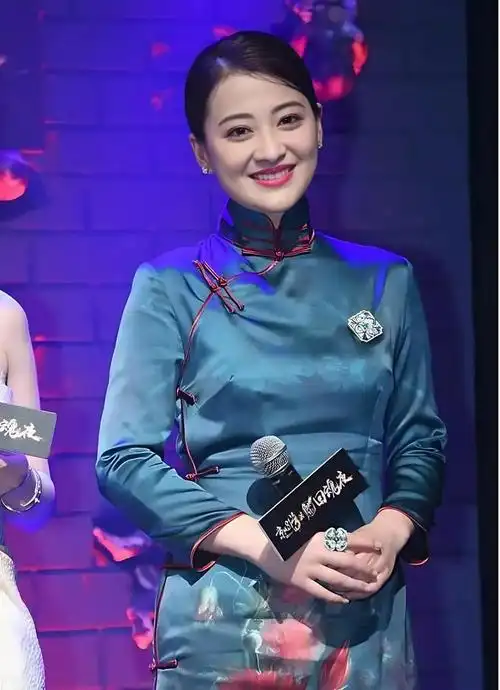47岁的梅婷这次真美出圈了,穿上旗袍优雅大气!_网易订阅