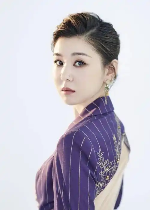 原创李小萌虽然年近40但看起来依旧是少女模样出道20年不接吻戏