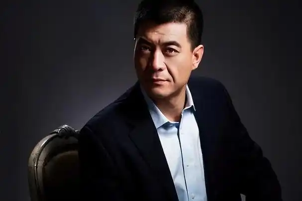 王新军抛弃原配娶小7岁秦海璐如今做导演成为人生赢家