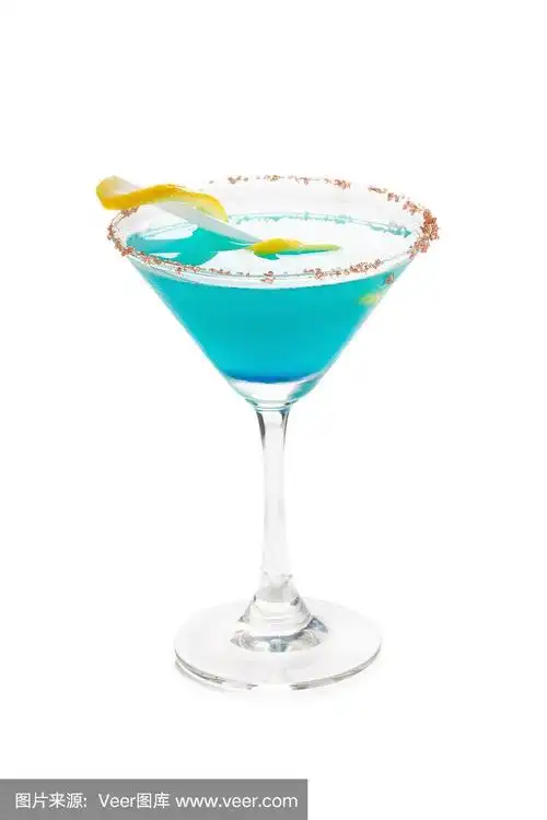 蓝色夏威夷鸡尾酒在马提尼杯,孤立在白色背景