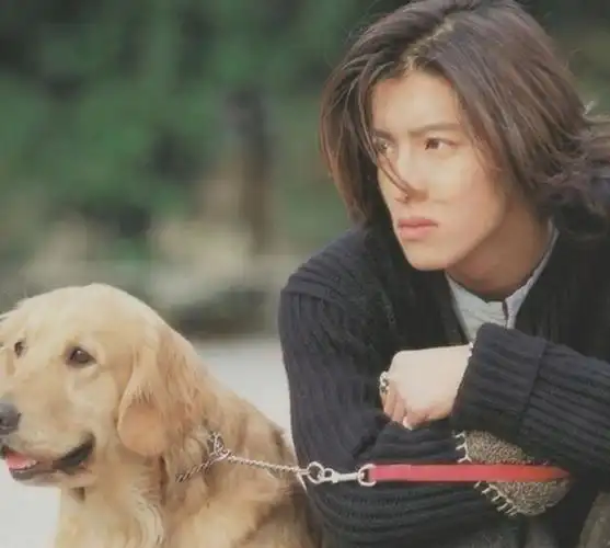 木村拓哉留着的这种长发造型也称得上是非常经典的日本美男子造型,细