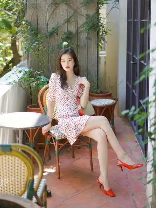 盛夏约会穿搭爱不释手碎花短裙红色高跟鞋