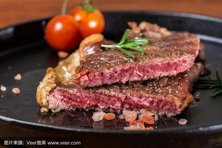 美味的西冷牛排在盘子里