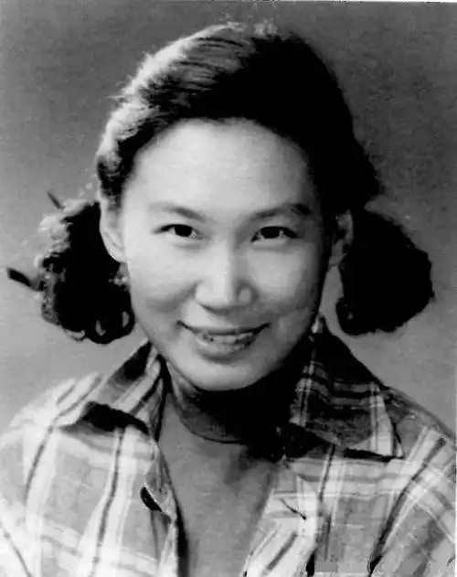 丈夫是《英雄儿女》导演武兆堤,"向我开炮"台词由她推荐,怀念