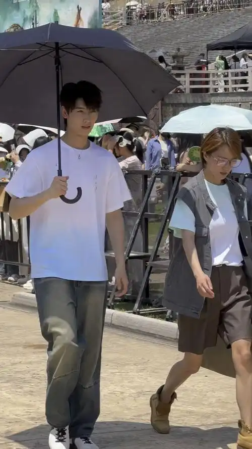 黄俊捷参加新剧赴山海开机仪式