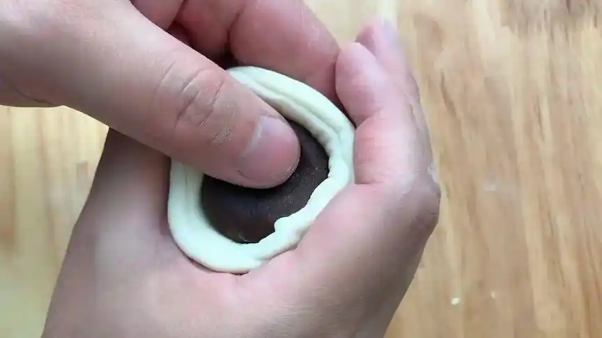 一直觉得自己做豆沙包很在行,看到大厨的手法,我自愧不如