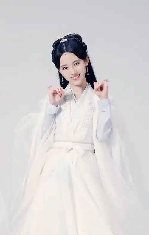 女艺人鞠婧祎古装仙气可爱写真