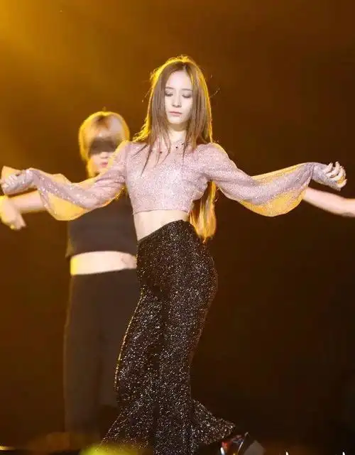 原创郑秀晶再登舞台,未修图脸部浮肿刘海都遮不住,没有以前的气质!