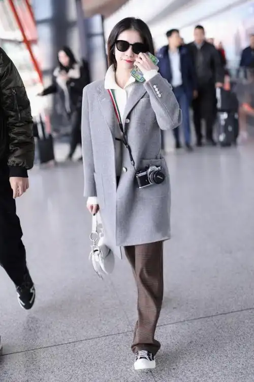 张雪迎全黑look走机场穿黑羽绒服酷劲十足墨镜遮面变霸道总裁