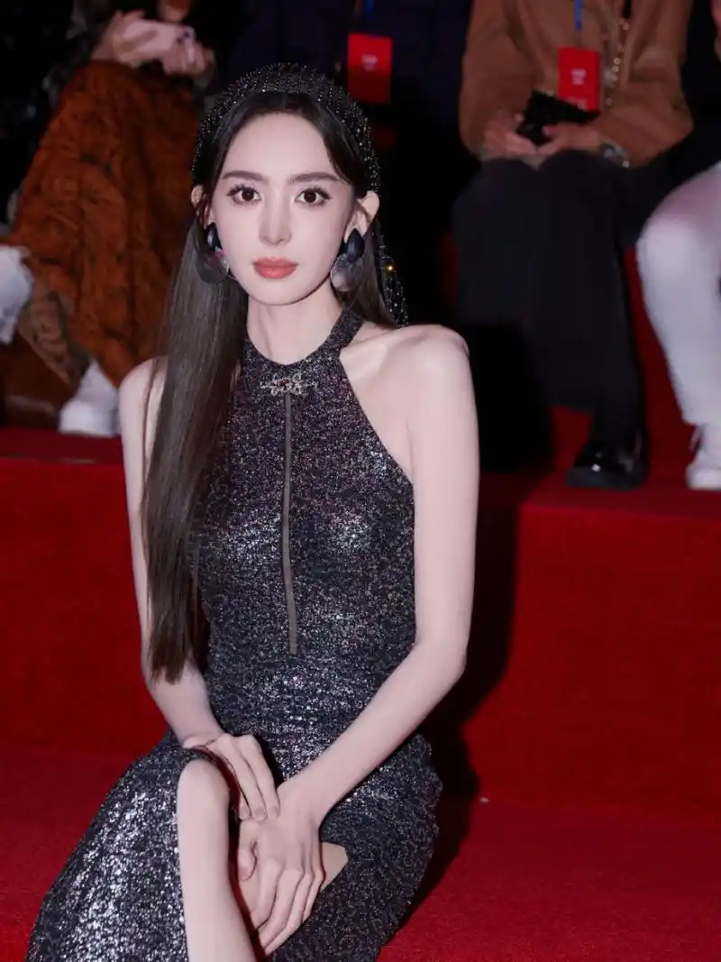 古力娜扎紧身长裙写真,事业线轮廓好吸睛,太诱人了!