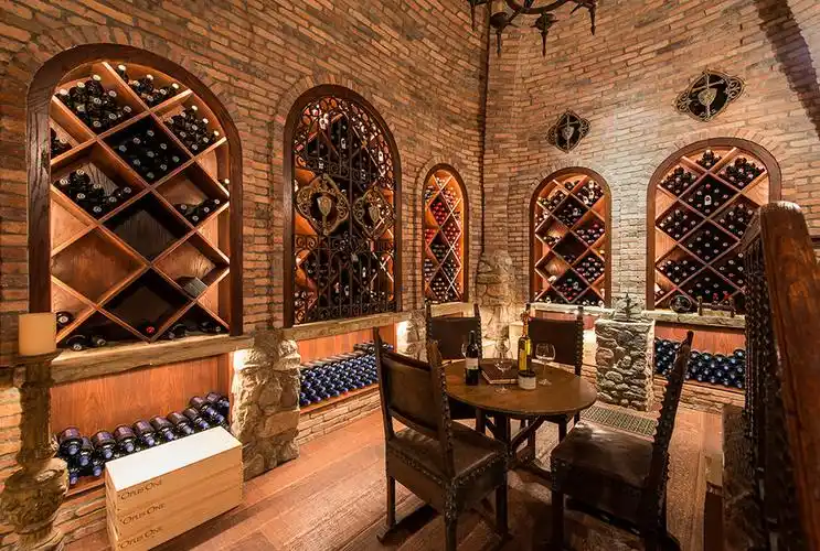 古董砖搭砌的酒窖及品酒区.