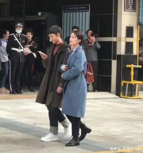 张一山个子比李沁高10cm,但看两人的路透对比,身高差距好明显