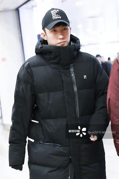 黄景瑜裹黑色羽绒服低调似路人,身姿挺拔难挡满屏荷尔蒙!