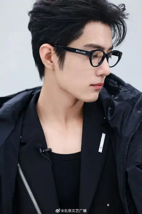 x玖少年团肖战daytoy最新活动随拍,全黑西装 黑框眼镜造型,酷酷的 !!
