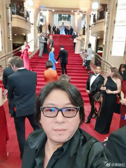 高晓松出席奥斯卡颁奖礼 被阿曼达搂住脖子好害羞