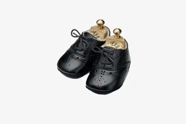 一双黑色小鞋子