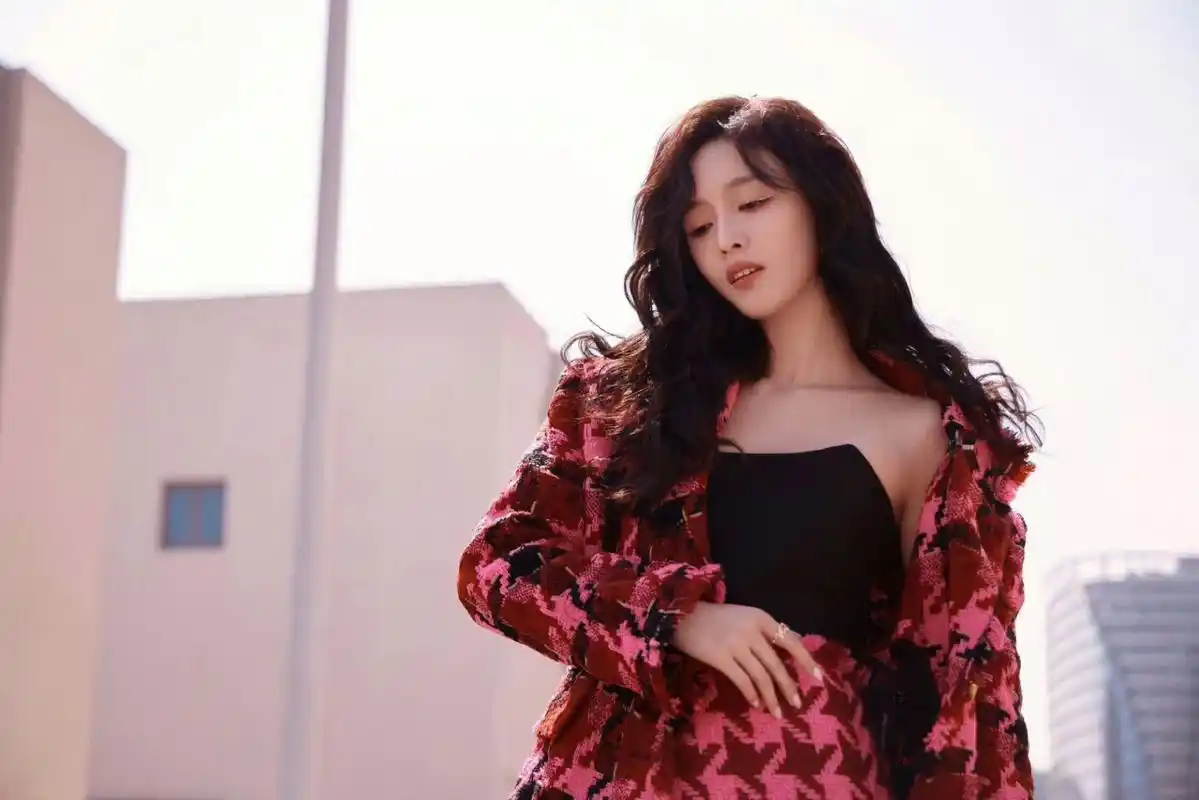 吴宣仪  高跟凉鞋  大长腿美jio