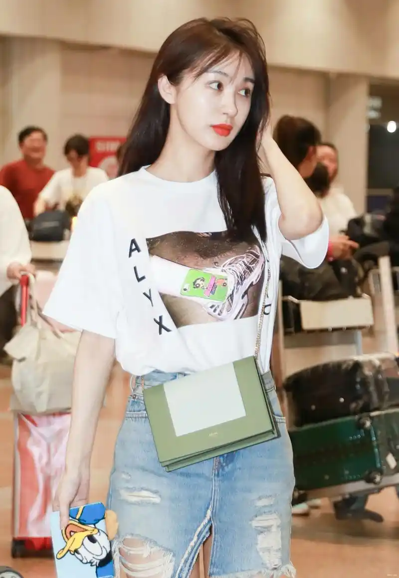 李菲儿每次现身机场必定秀身材,网友:现在的她笑起来好奇怪!