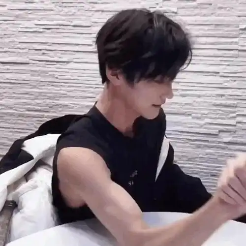 周柯宇的无袖大肌肉进来流口水