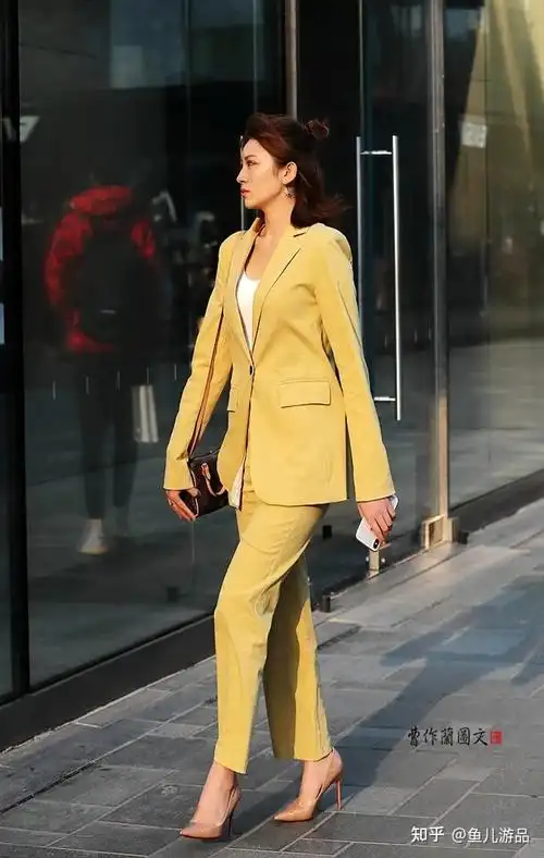 街拍西装美女年年穿年年有不同