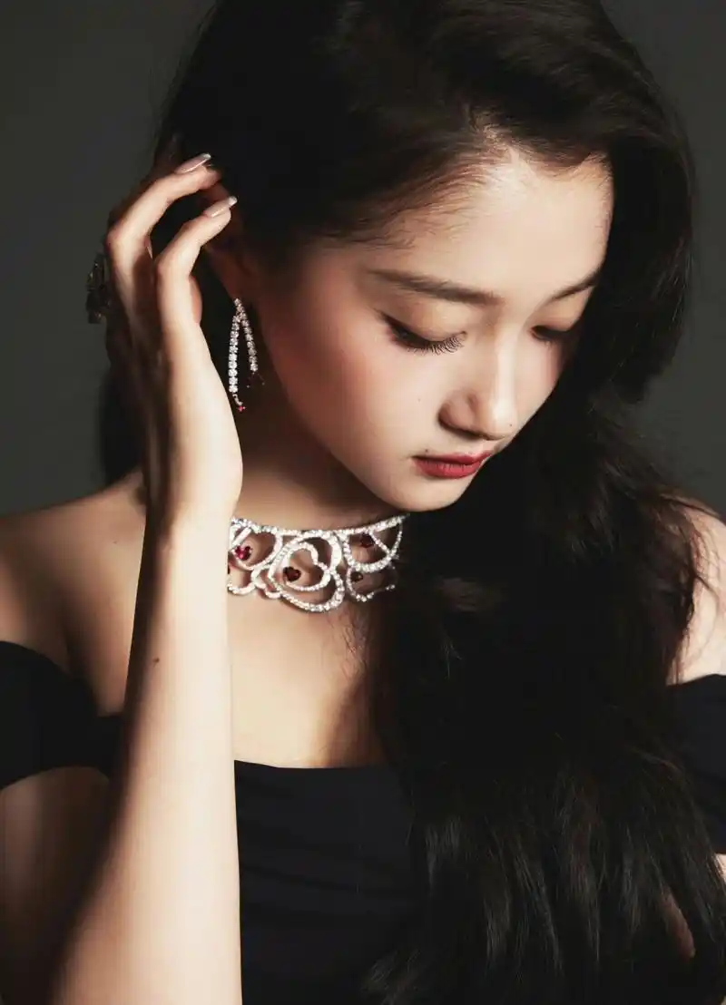 关晓彤的珠宝魅力  我被关晓彤出席 fred 斐登高级珠宝晚宴的造型惊艳