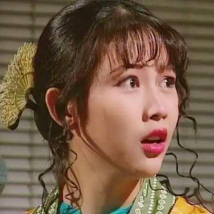 蔡少芬商场吃烤肉和老公大秀恩爱,此前自曝患肩周炎针灸,做贤妻良母不