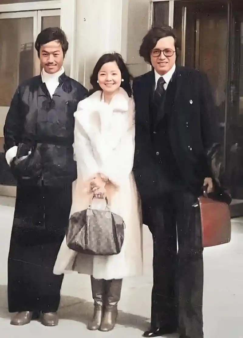 我还是买不起包和风衣.  梅艳芳和张曼玉在1992年拍摄《战神传奇》时.