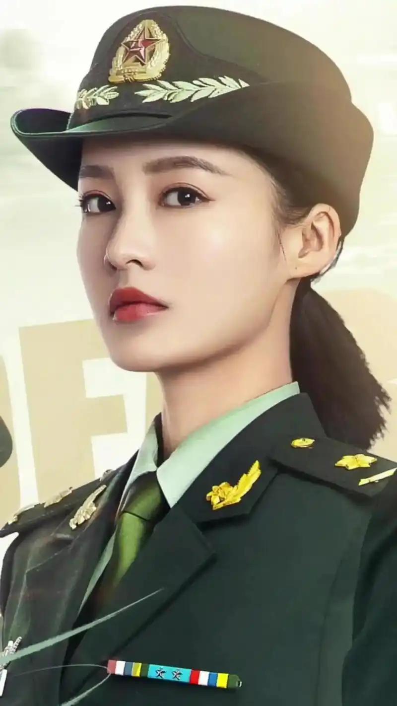 李沁穿上军装后马上由娇柔美艳变得英姿飒爽,霸气十足