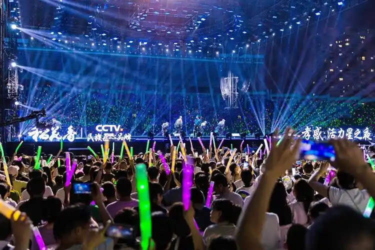 当晚,演唱会持续两个多小时,现场氛围爆棚,观众的热情被点燃,如潮水般