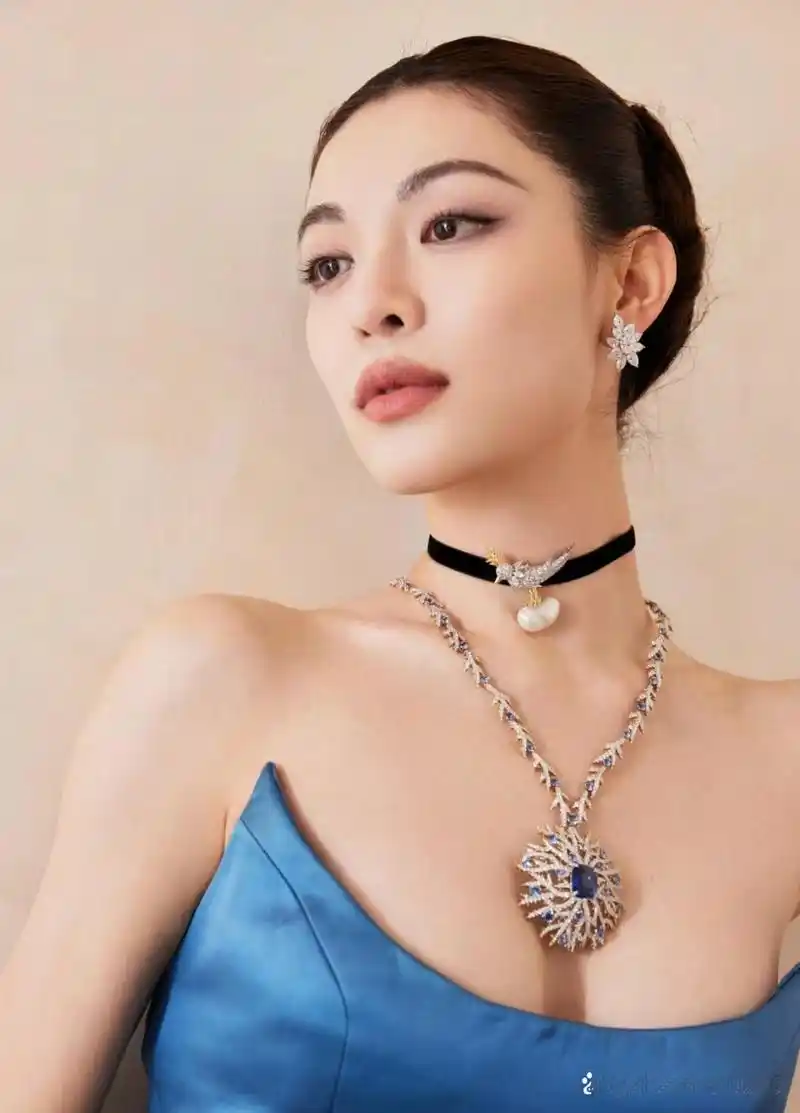 钟楚曦穿着一件蓝色的低胸长裙,看起来既优雅又自信她的气质跟倪妮很