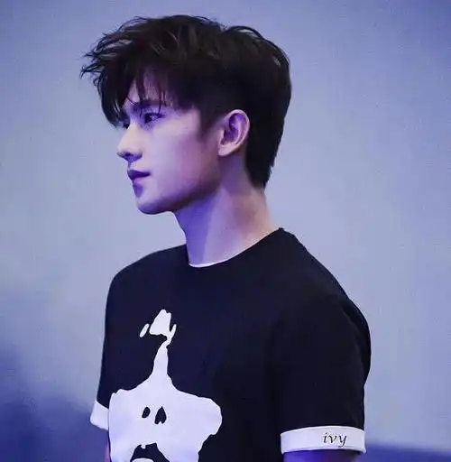 杨洋尝试"奶奶灰"发色?看到新的形象后,网友:早这样多好!