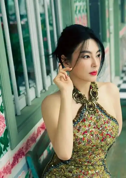 张雨绮挂颈旗袍造型写真