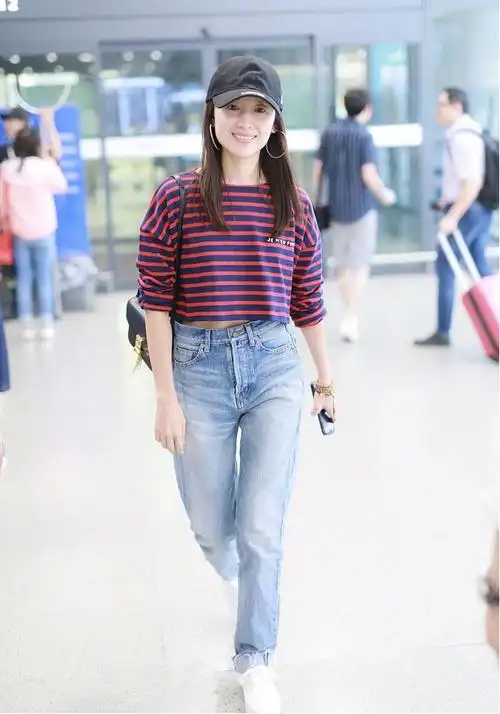 董洁条纹t恤配牛仔裤走机场鸭舌帽搭小白鞋任性穿素颜更加分