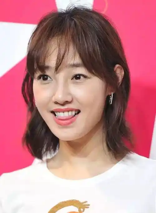 短发变长了好难看!学周冬雨这么梳,才是大写的好看!