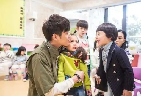 宝宝扯断幼儿园老师"金项链",妈妈的处理方法被称赞:情商真高|杨洋