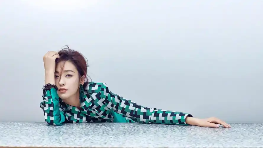 一组37岁短发佟丽娅写真封面大片13,眼神魅惑,笑容甜美_高清图集