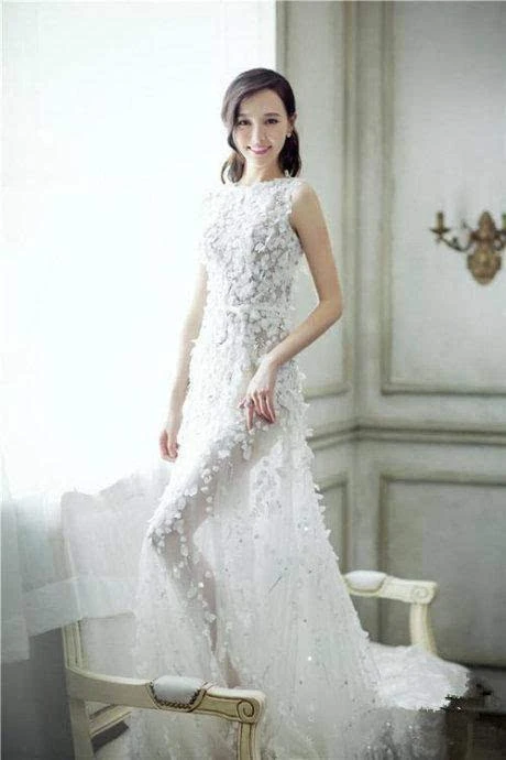 白色蕾丝无袖婚纱,唐嫣的身材还真是好.