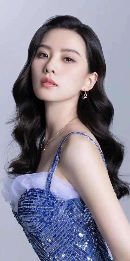 刘诗诗壁纸图集:笑意缱绻,飘然出尘__财经头条