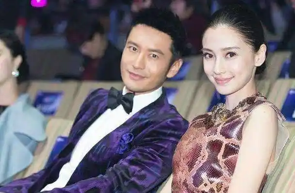 黄晓明baby久违暗秀恩爱,拎同款情侣行李箱录制节目