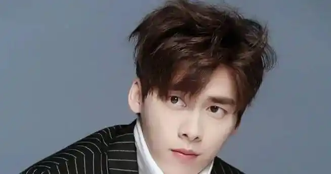 赖冠霖被拖累?李易峰进组?宋祖儿团队?_本子_first_形象