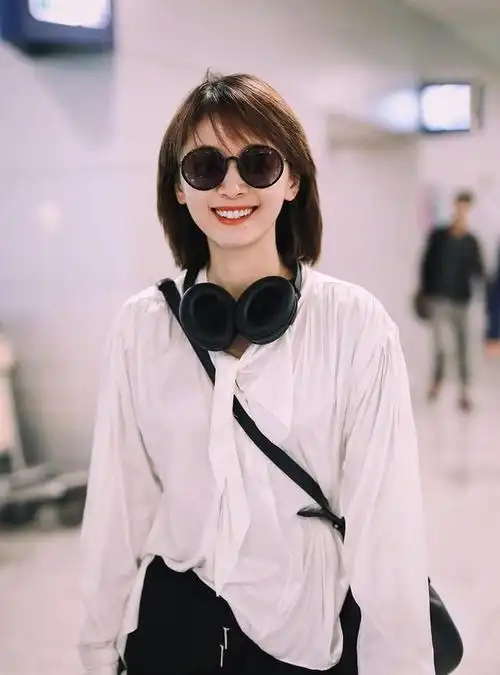 王子文换发型美到认不出黑长直配红唇复古魅惑