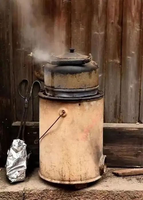 一大早起来点火生煤球炉.先做早饭,接着烧开水,烧午饭,炒菜.