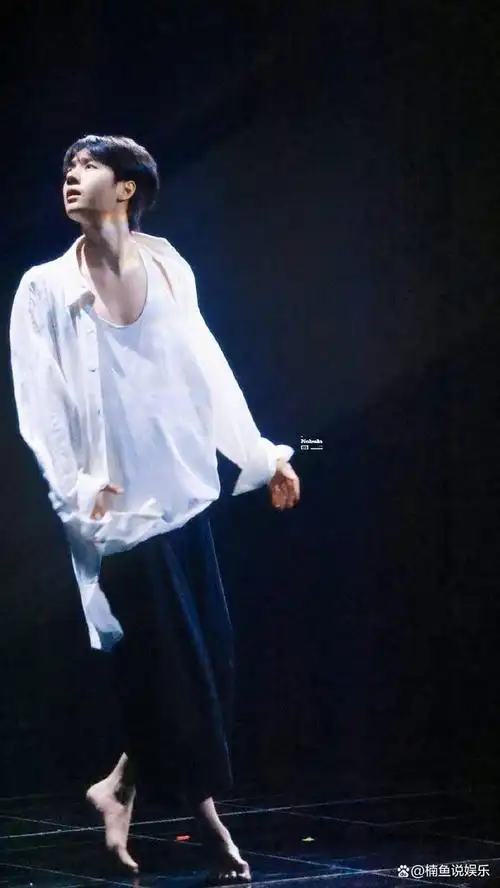 王一博赤脚跳舞,穿白衣演绎翩翩少年,每一步都跳在了我的心巴上