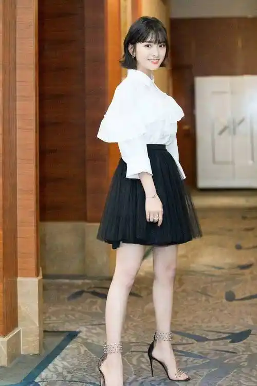 虽然沈月身材不算很好,但是她只要穿上高跟鞋看起来还是很不错的!