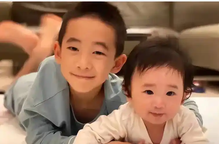 陈小春两个儿子跳舞的画面很可爱大儿子像父亲小儿子像应采儿