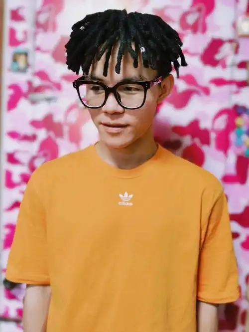 男生半头短脏辫