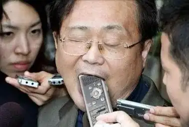 把话筒塞他嘴里就是这么来的不,你这样人家还怎么说话!