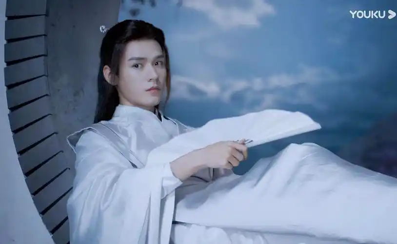 温客行的十六套衣服,各个光彩照人,若论感情深浅,我最爱白衣,只因第一