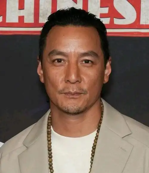 吴彦祖是一位知名的演员和模特,他以其出众的外貌和才华,赢得了无数