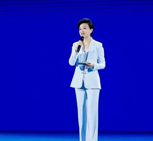 杨澜穿衣从不"装嫩",穿黑西装内搭白衬衫,骨子里透着高级感